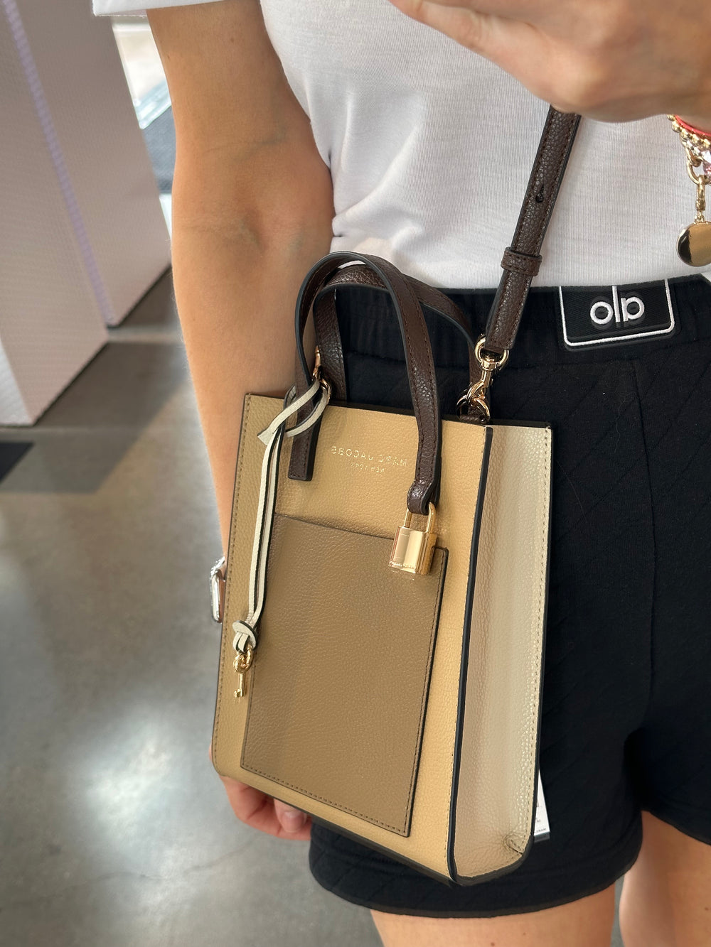 MARC JACOBS MICRO LEATHER TOTE BAG VS MINI LEATHER TOTE BAG IN