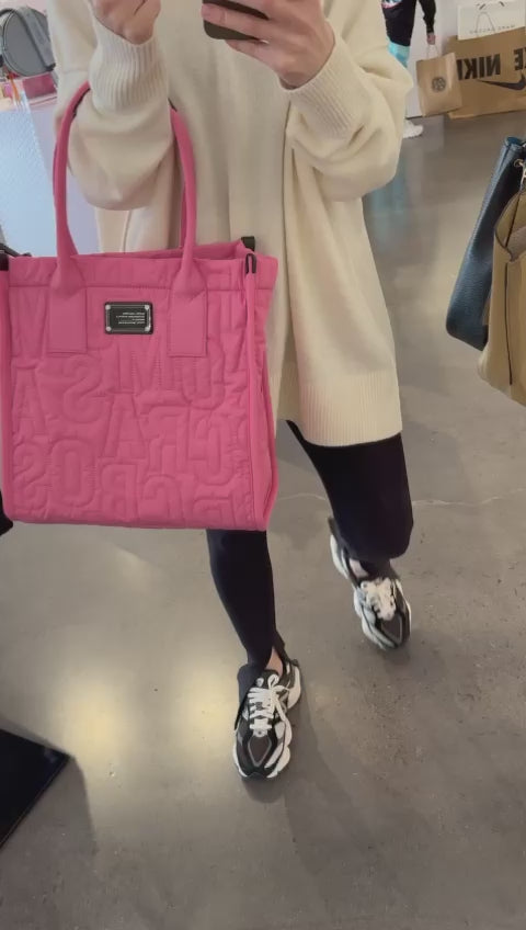 
                  
                    Galeri görüntüleyicide video yükleyin ve oynatın, Marc Jacobs Nylon Logo Tote Bag
                  
                